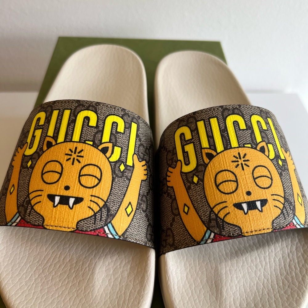 Gucci x Pablo Delcielo men's GG Supreme slides featuring a "funny cat" graphic. - Picture 12 of 16